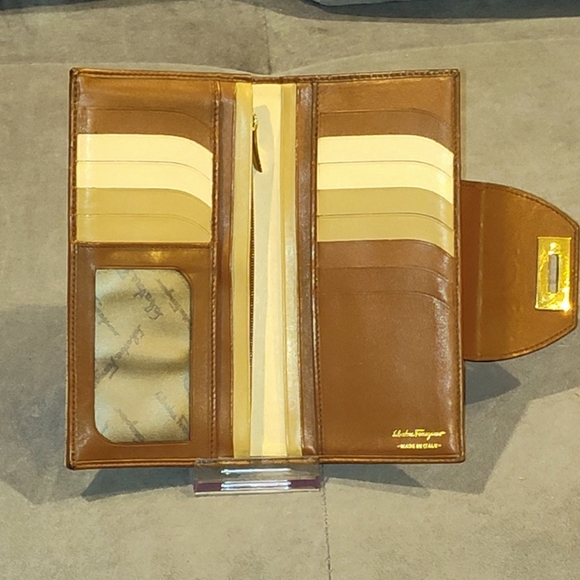 SALVATORE FERRAGAMO GANCINI MONOGRAM EMBOSSED LOGO LEATHER 2-TONE LONG WALLET - Picture 6 of 16